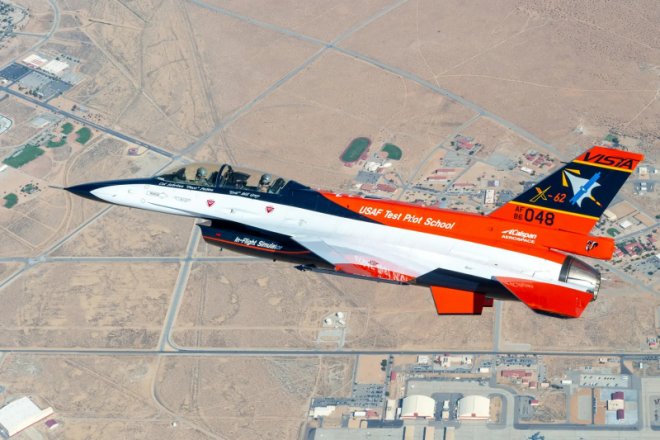 Штучний Інтелект понад 17 годин самостійно керував експериментальною версією винищувача F-16